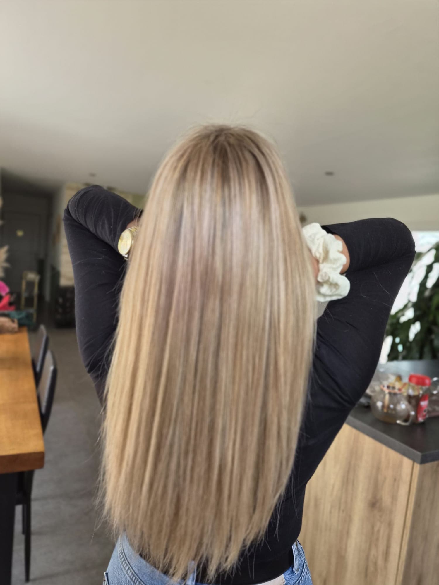 Technique Air Touch, mèches blondes sur cheveux longs et lisses