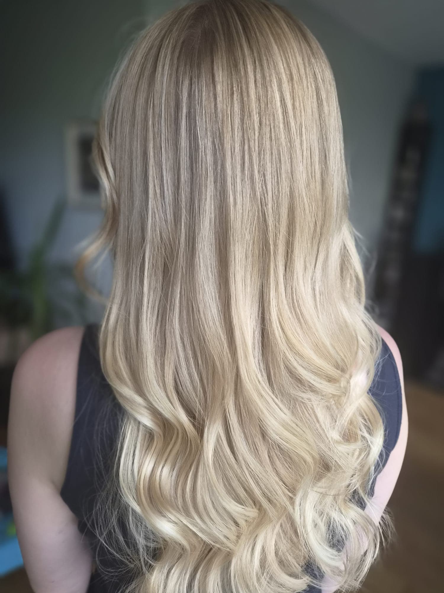 Technique Air Touch, effet blond sculpté sur longueurs raides