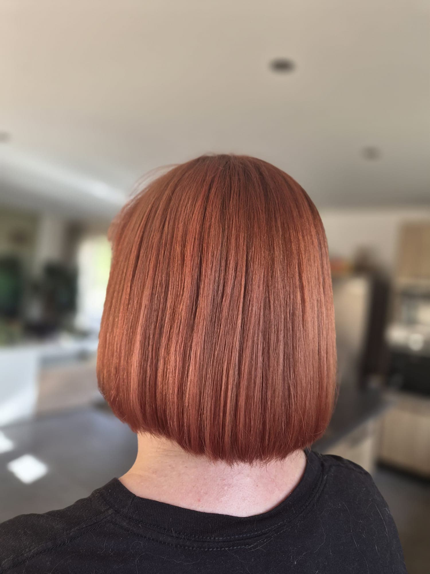 Balayage cuivré sur carré court, mèches lumineuses