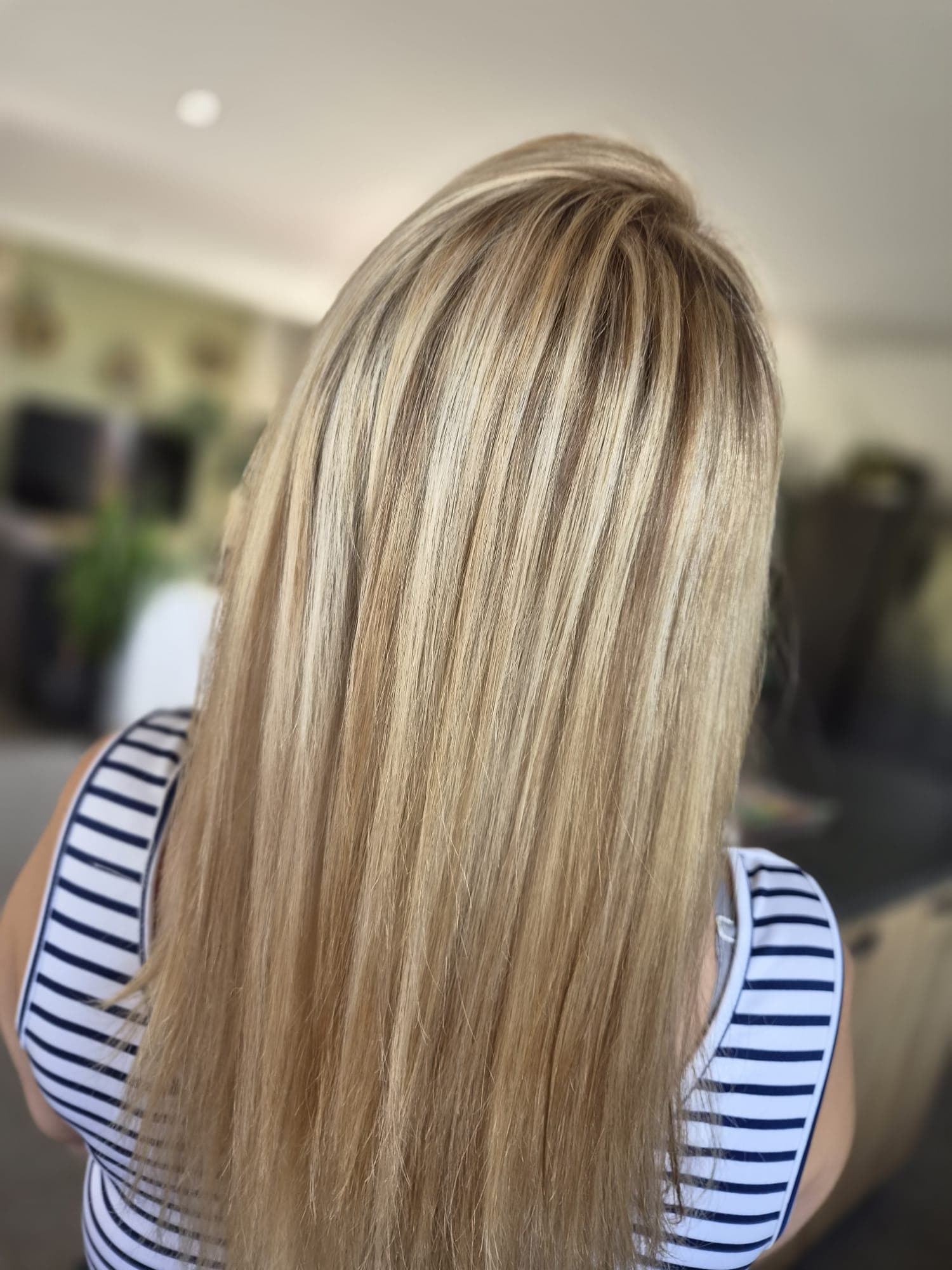 Balayage blond sur cheveux longs et lisses