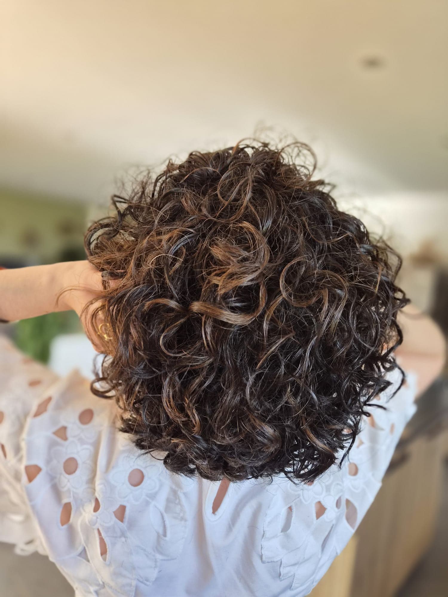 Boucles définies sur cheveux courts, brushing bouclé