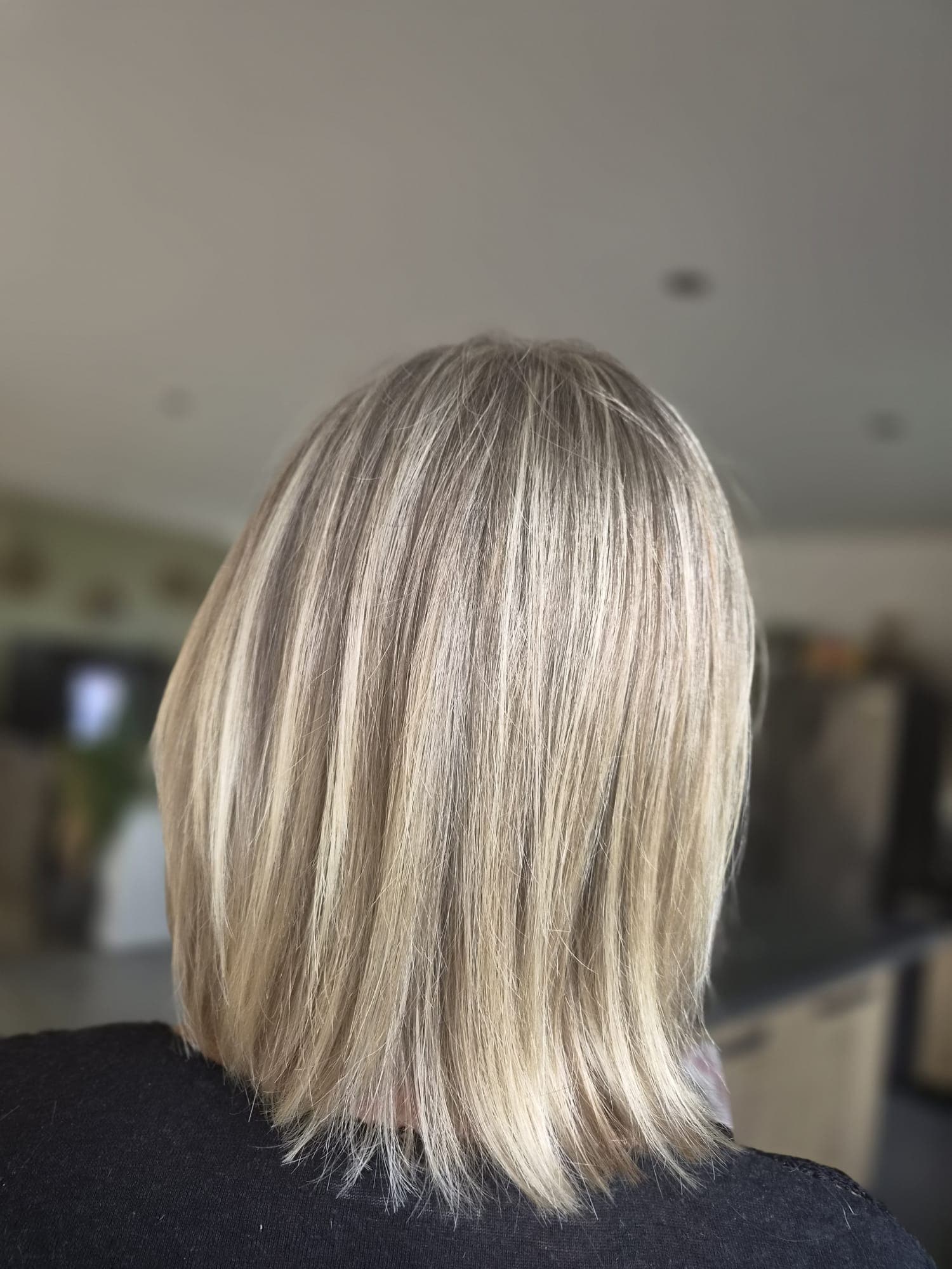 Balayage à l'effet subtil, mèches fines et naturelles sur carré