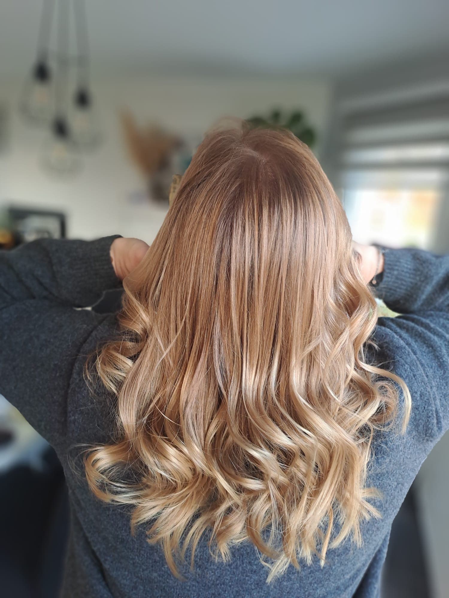 Balayage à l'effet subtil sur longueurs bouclées, résultat tout en douceur
