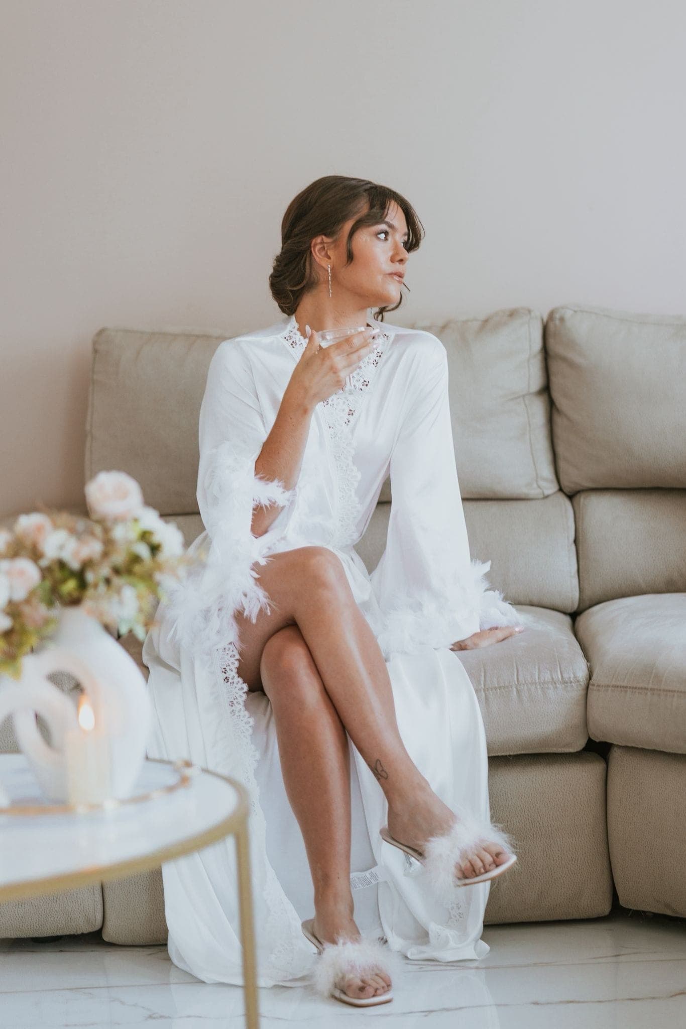 Mariée détendue avant la cérémonie, chignon bas et mèches ondulées
