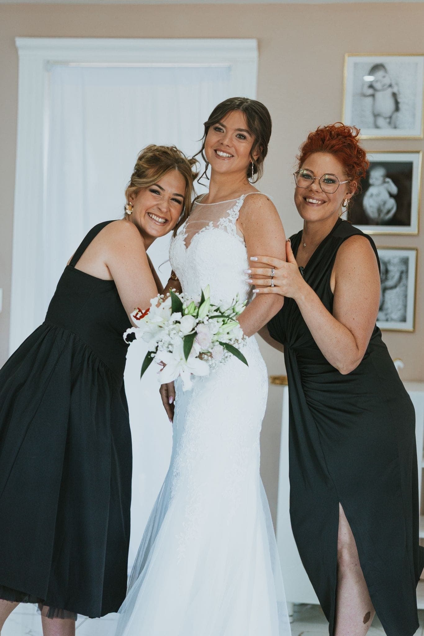 La mariée entourée de ses témoins, dont Camille, chignon soigné et boucles souples