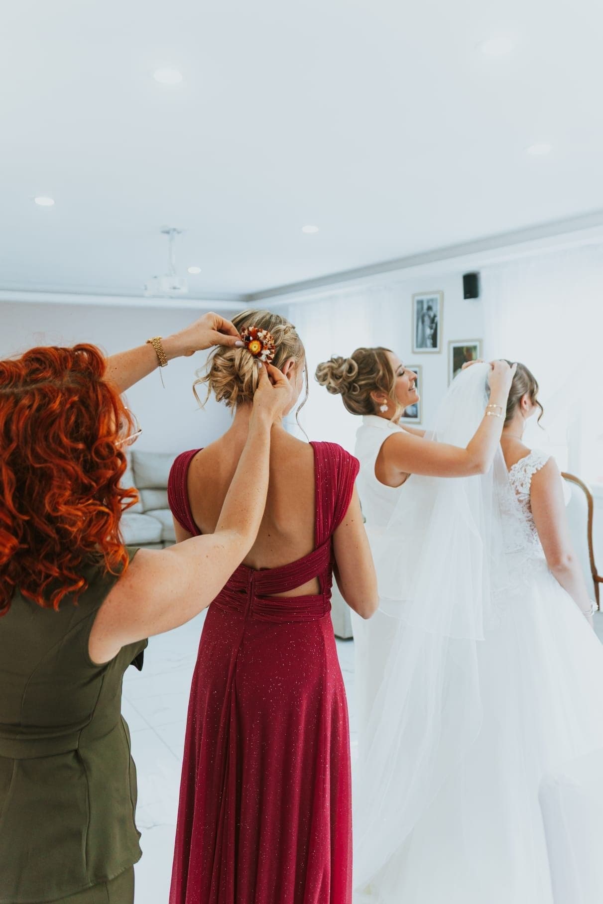 Camille, présente aux côtés des mariées pour la coiffure du jour J