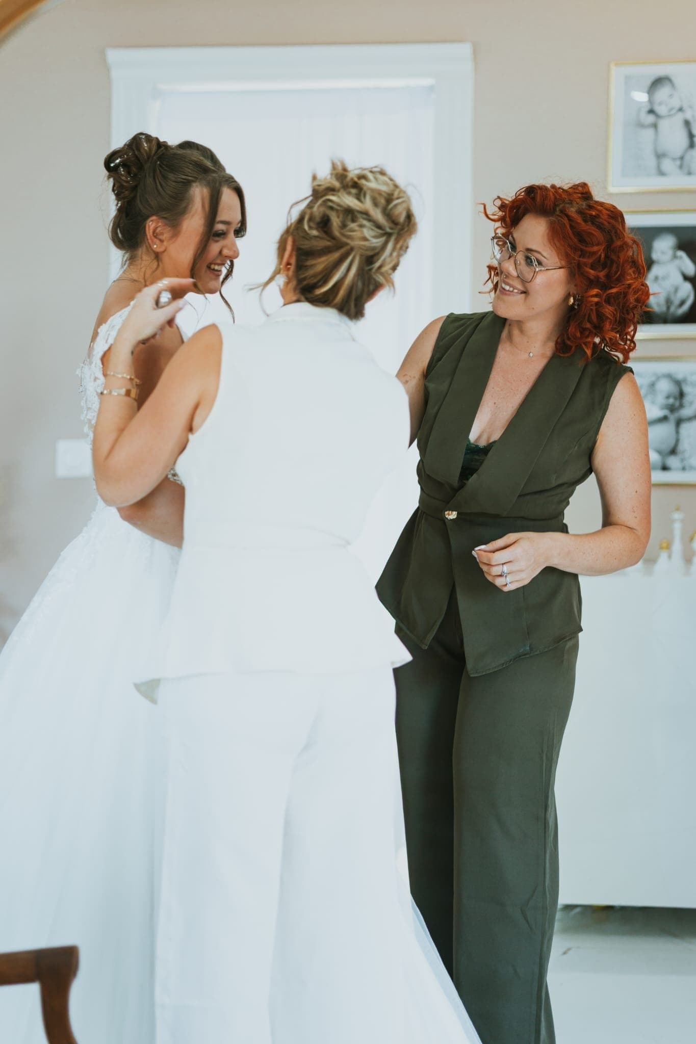Camille coiffe une demoiselle d'honneur avant la cérémonie, préparatifs de mariage
