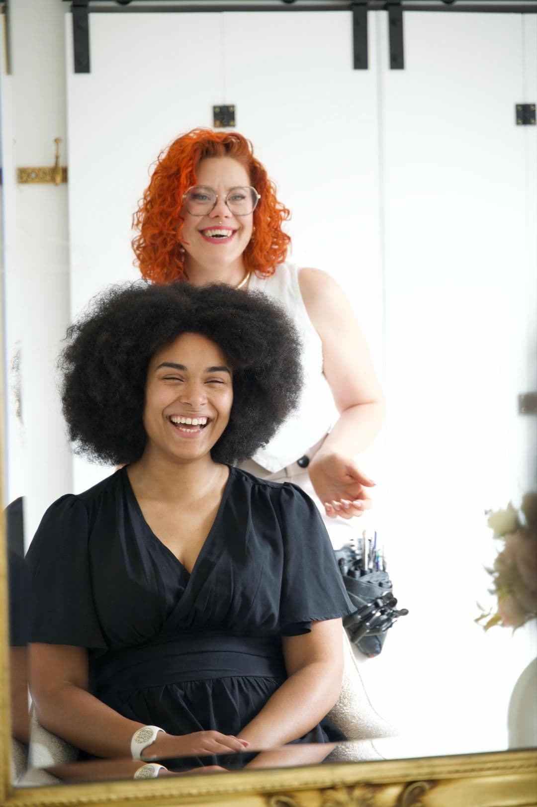 Camille et une cliente au sourire radieux après une coiffure événementielle