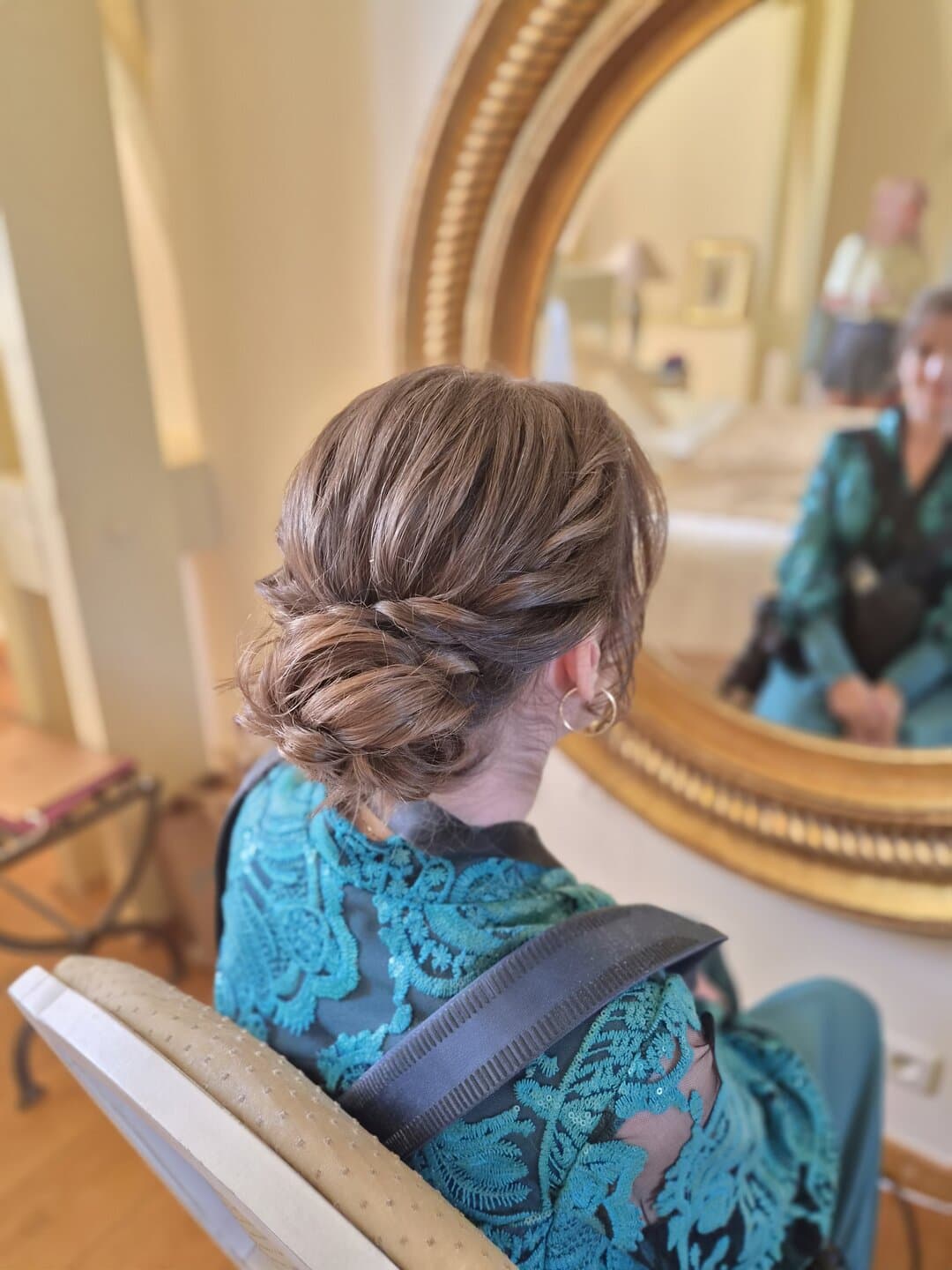 Chignon bas glossy et sophistiqué pour une soirée