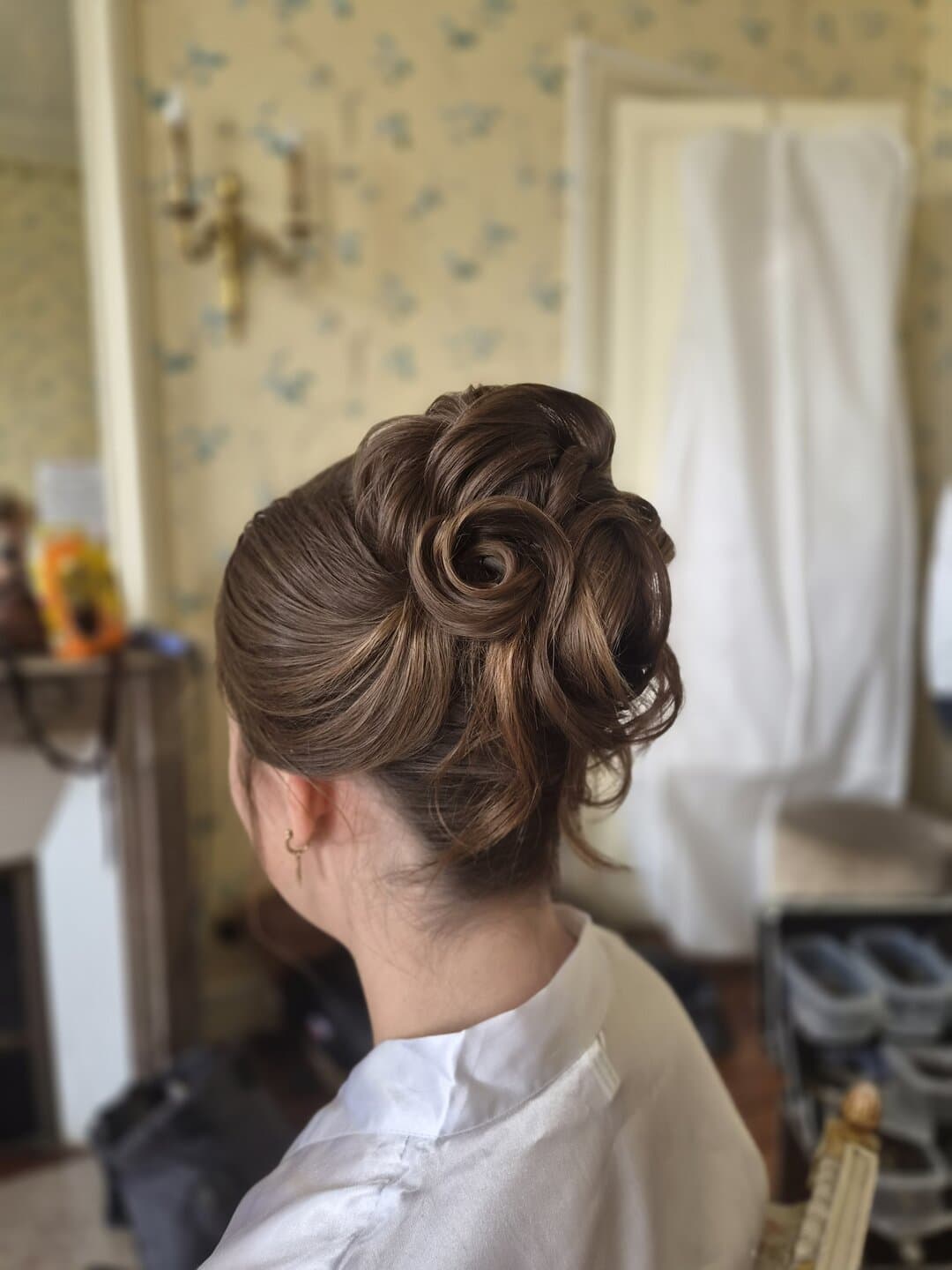 Chignon torsadé en forme de rose, coiffure de soirée réalisée par Camille