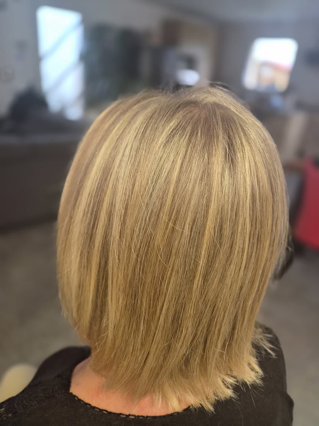 Carré blond dégradé, coupe fraîche vue de dos