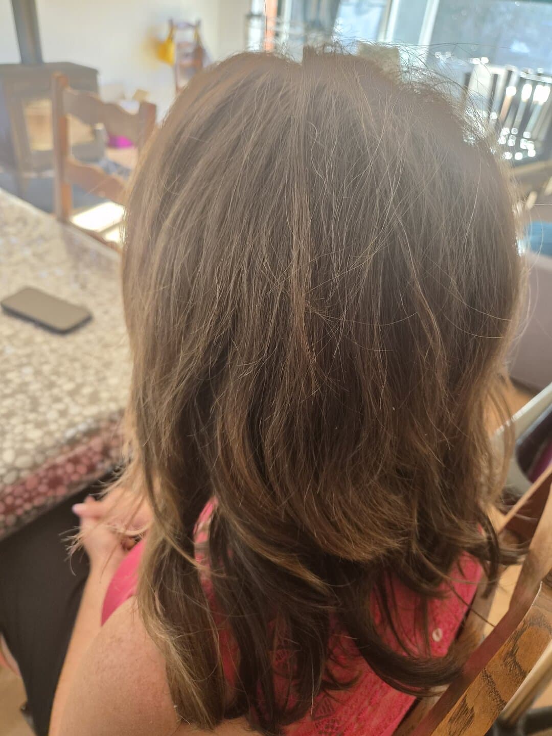 Coupe dégradée sur cheveux châtains, mouvement naturel