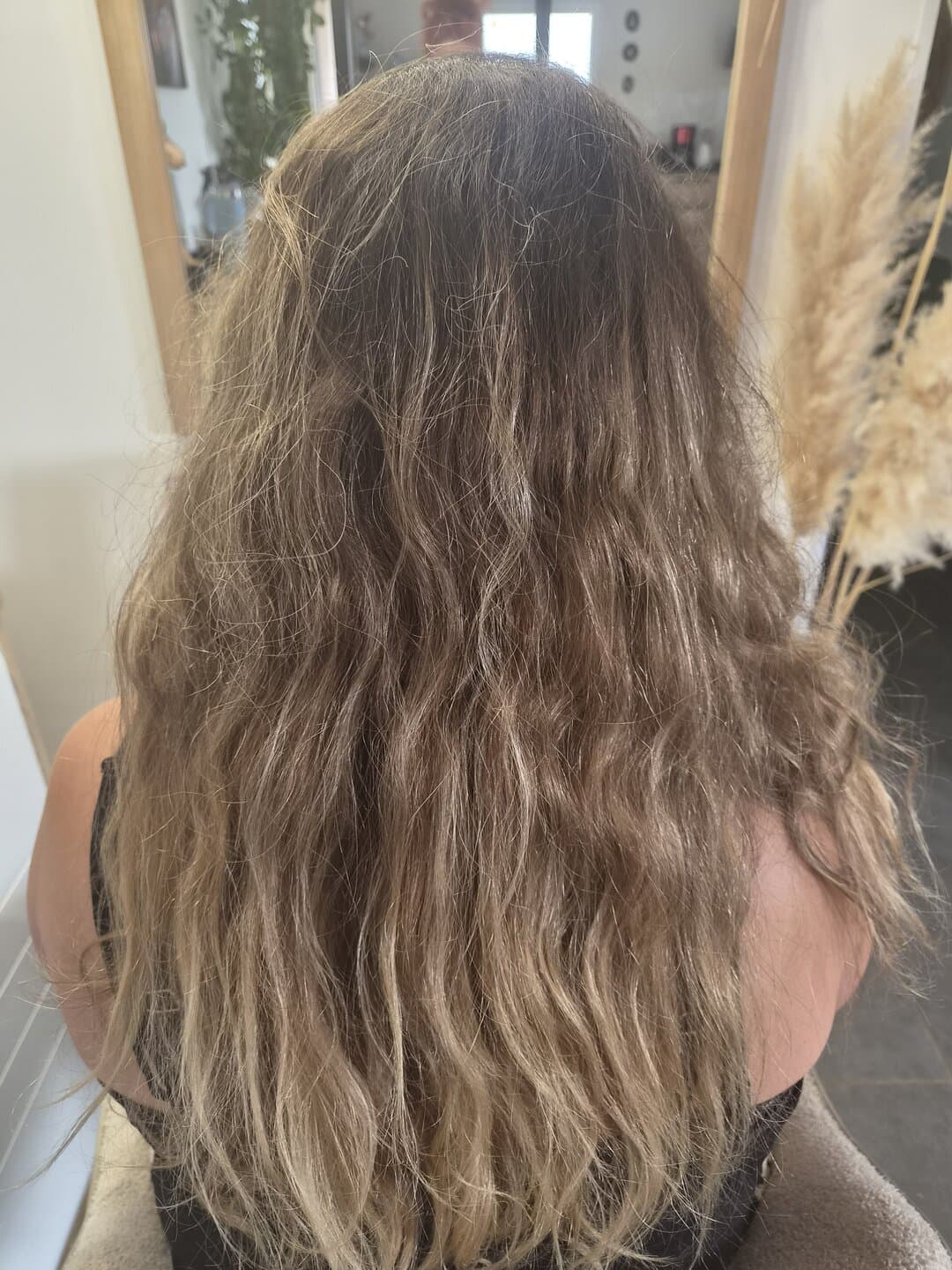 Cheveux ondulés brillants et souples après un soin